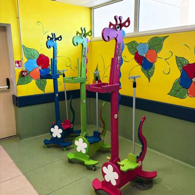 Aste porta flebo a forma di simpatiche giraffe: la donazione de “La Spina Santa sr ...